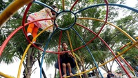 Taman ini dilengkapi bermacam permainan anak.