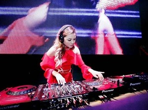 Perdana Beraksi di Surabaya, DJ Aurel Bawakan Lagu Anang