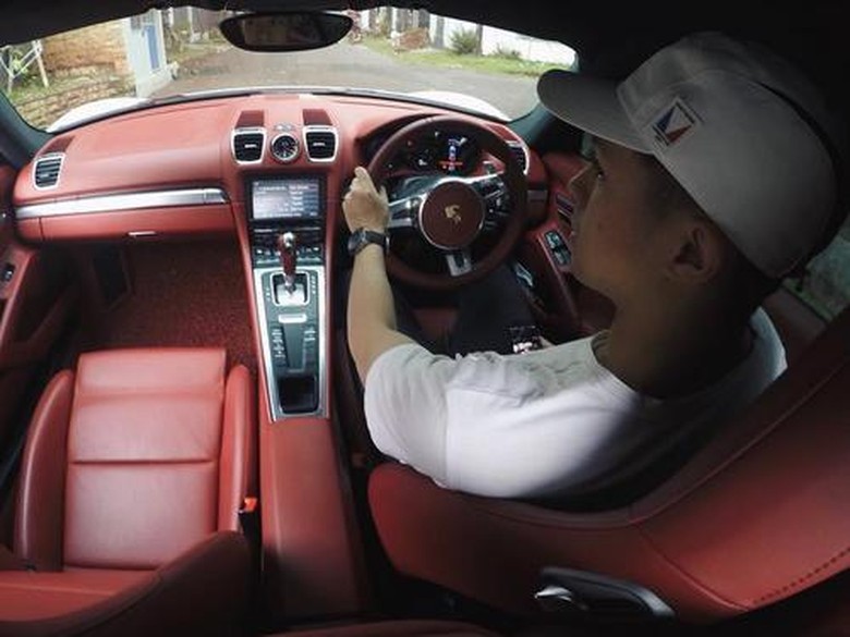 Fero Walandouw Keluarkan 2 M untuk Beli Sport Car Fero Walandouw Keluarkan 2 M untuk Beli Sport Car