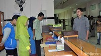 Zumi Zola ngamuk lantaran saat tiba di gedung perawatan kelas III, dia mendapati tempat perawatan dan dokter berjaga kosong. Saat ngamuk, Zumi sempat menendang tempat sampah rumah sakit. (Foto: Muhammad Usman/detikcom)