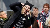 Madonna mengikuti aksi ini. REUTERS/Shannon Stapleton.