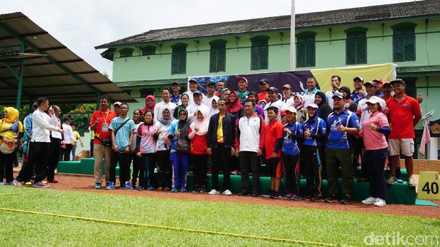 Banyak Mengenai Warna Biru, Begini Aksi Jokowi Memanah