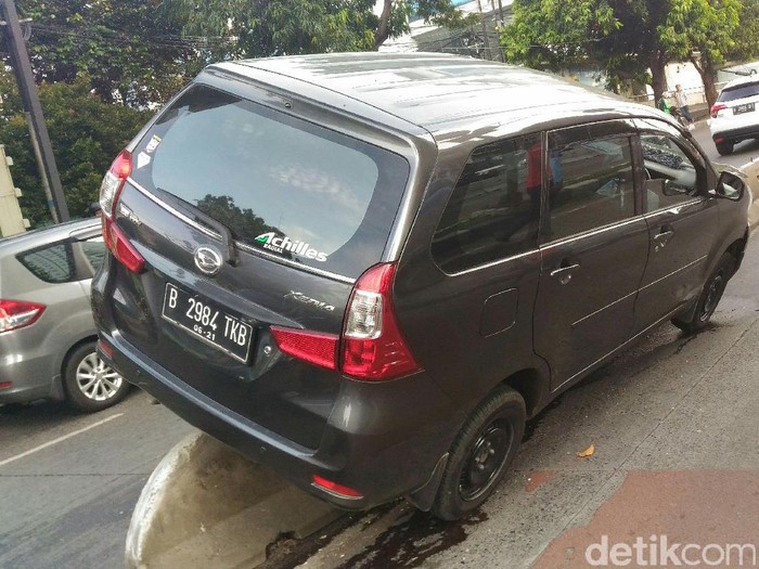 Sopir Ngantuk, Mobil MPV Nyangkut Separator Busway