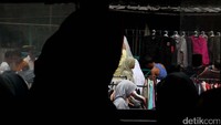 Calon pembeli melihat barang dagangan di luar Pasar Senen, Jakarta, Minggu (22/1/2016).