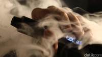 Beberapa bulan belakangan muncul kabar bahwa rokok elektrik dianggap lebih aman dari pada rokok biasa. Namun, hasil temuan terbaru dari para ahli kesehatan di Jepang menemukan bahwa kandungan formalin dan asetaldehida dalam uap yang dihasilkan beberapa cairan rokok elektronik lebih berbahaya dibandingkan rokok biasa.