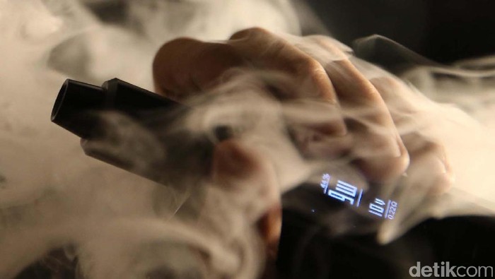 Rokok elektrik sedang menjadi fenomena baru di tengah masyarakat. Namun menurut ahli kesehatan di Jepang rokok elektrik lebih berbahaya dibandingkan rokok biasa.