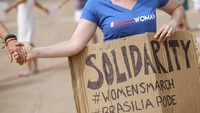 Para wanita di Brazil juga turun ke jalan. REUTERS/Adriano Machado.
