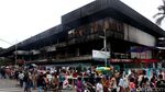 Pedagang Pasar Senen Berjualan di Bahu Jalan