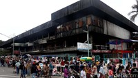 Tampak bangunan Pasar Senen hangus terbakar.