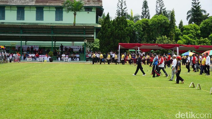 Banyak Mengenai Warna Biru, Begini Aksi Jokowi Memanah