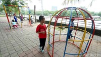 Anak-anak bermain di Taman Gajah Tunggal.