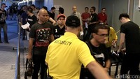 Pintu masuk baru mulai dibuka pada pukul 18.00 waktu Singapura, dan tampak antrian pada pintu east sekitar 150 m. Ugroseno Paco/detikHOT.