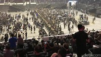 Konser kali ini menjadi spesial karena banyak yang mengapresiasi album baru mereka, Hardwired...To Self-Destruct. Ugroseno Paco/detikHOT.