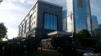 Di dalam Mapolda, sejumlah polisi telah disiagakan dan berbaris. Selain itu, 4 unit mobil Barracuda, 2 unit water canon, 2 unit mobil komando, serta 3 unit mobil ambulans sudah diparkir di halaman.