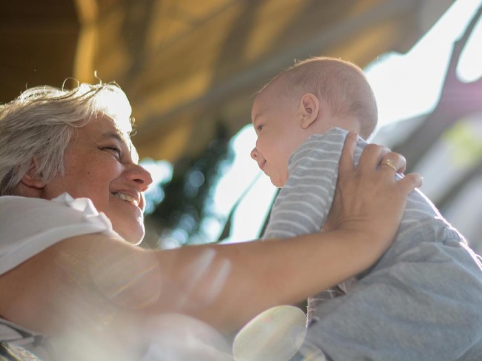 Di Negara Ini, Nenek yang Mengasuh Cucunya Akan Digaji