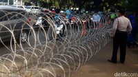 Beberapa polisi juga terlihat mengatur arus lalu lintas menuju kawasan Senayan itu.