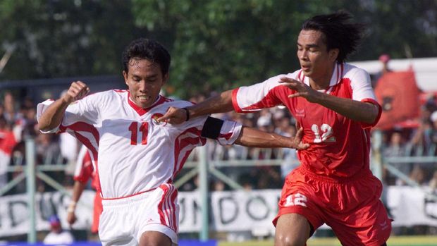 Bima Sakti (kiri) ketika bermain untuk timnas Indonesia.