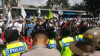 Massa sebelumnya melewati jalur lambat arah Blok M. Kendaraan untuk sementara hanya bisa melintas di jalur cepat dan jalur TransJakarta.