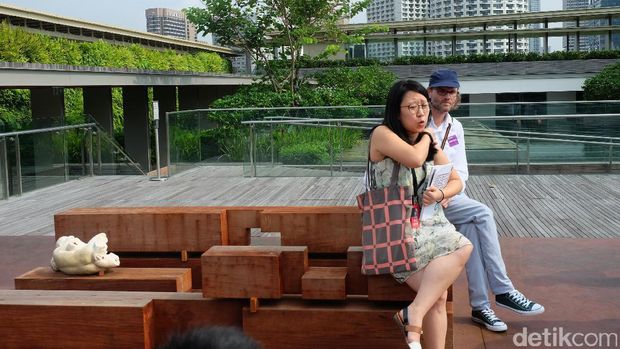 Potongan Kayu Karya Danh Vo di Rooftop Galeri Nasional Singapura