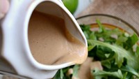 Salad dressing mengandung sodium yang tinggi, 2sdm dari thousand island dressing mengandung 300mg sodium. Jika salad Anda mengandung sodium dari bahan daging olahan atau keju, tinggal tambahkan minyak zaitun dan cuka. Foto: Getty Images