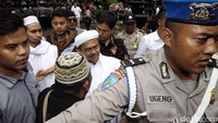 Tak hanya petugas kepolisian, pendukung Rizieq juga turut hadir untuk mengawal jalannya pemeriksaan.