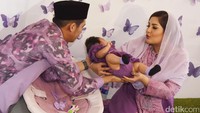 Memiliki anak perempuan ternyata membuat Nindy memiliki hobi baru. Yakni sering belanja di online shop. Foto: Noel/detikHOT