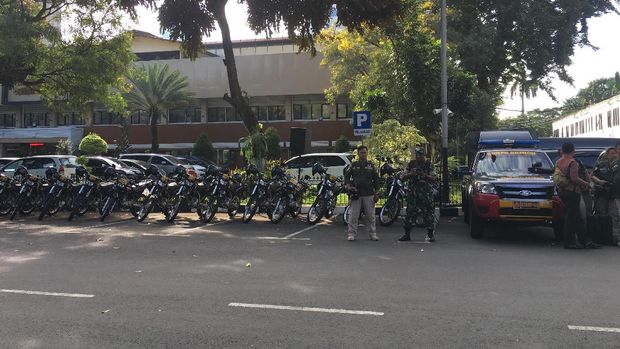 Polisi dan TNI berjaga-jaga menjelang demo FPI.