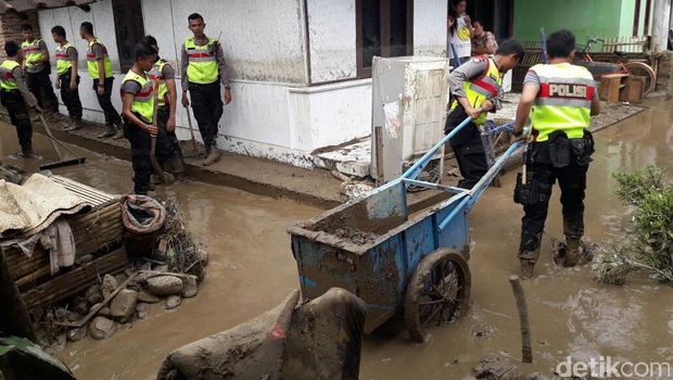 Banjir di Kuningan, 140 Kambing dan 500 Unggas Terseret Arus