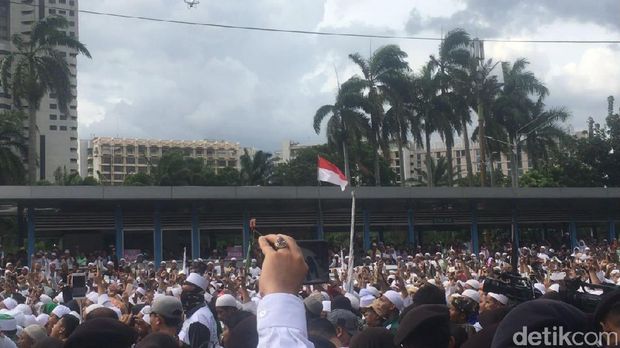 massa banjiri halte dan jalanan di depan mapolda metro jaya. 