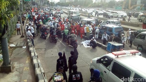 Rizieq Tinggalkan Polda Metro, Massa FPI Mulai Membubarkan Diri