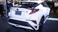 Sebagai pengingat Toyota C-HR di Jepang tersedia dalam 2 tipe penggerak, yakni hybrid dan 1.2L turbo. Sistem hybrid menggabungkan mesin 1.800 cc 4 silinder bensin dengan motor listrik dengan tenaga total 122 p.