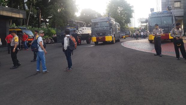 Barracuda, water canon, mobil komando hingga ambulans siaga di Polda Metro Jaya.