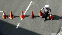 Polisi menutup jalan.