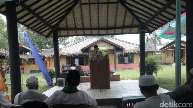  Cawagub Banten, Embay Mulya Syarief menemui sesepuh yang juga tokoh pendiri Banten, Mukhtar Mandala, Senin (23/1/2017)