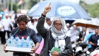 Mereka berdoa sambil mengangkat jari ke langit.