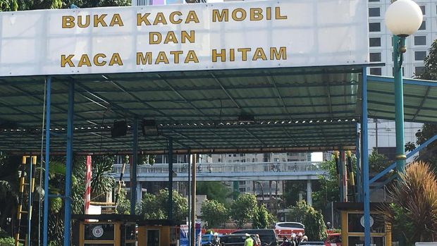 Pintu masuk Polda Metro Jaya dijaga ketat.