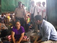 Anies menyapa warga yang mengupas kerang / 