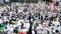 Massa FPI berkumpul di depan Polda Metro Jaya, Jakarta.