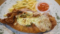 Milano Mozarella Cheese jadi salah satu menu favorit. Potongan ikan dori yang lembut berbalut dengan adonan teoung renyah. Paling enak dinikmati bersama dengan lelehan keju gurih. Dilengkapi dengan kentang goreng, hmm enak!