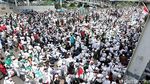 Massa FPI Putihkan Depan Polda Metro