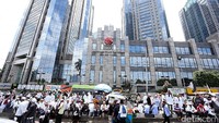 Massa juga memenuhi depan gedung BEI.