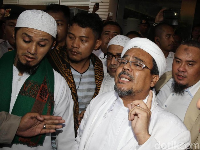 Habib Rizieq Syihab memenuhi panggilan Polda Metro Jaya, Senin (23/1/2017). Ia diperiksa sebagai saksi untuk Kasus Simbol Palu Arit di Mata Uang Rupiah baru.