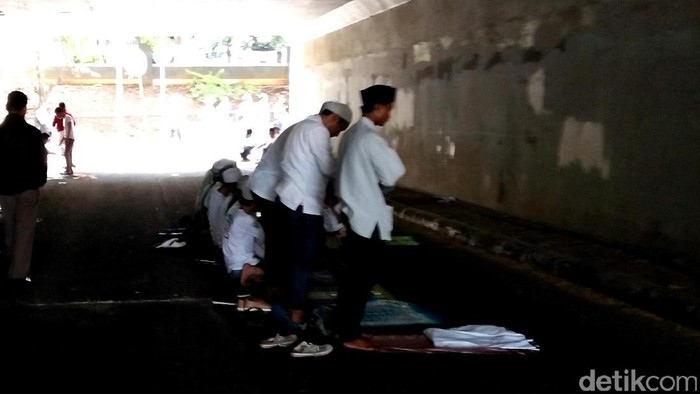 Momen Saat Massa FPI Salat di Kolong Jembatan Semanggi