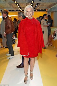 Biarkan Rambut Memutih, Nenek Ini Semakin Laris Jadi Model