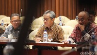 Djarot Kusumayakti saat rapat bersama Komisi IV DPR di Kompleks Parlemen, Senayan, Jakarta, Senin (23/1/2017).