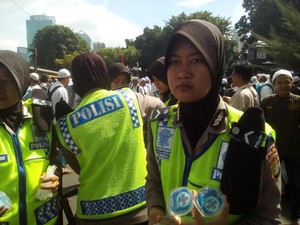 Cuaca Terik, Polwan ke Massa FPI: Ini Air Biar Nggak Haus