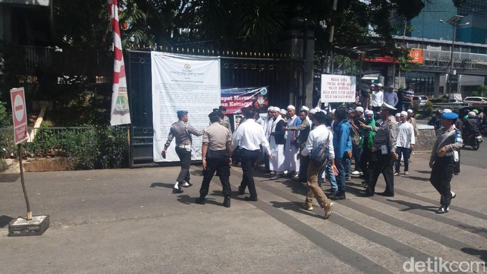Polisi Larang Massa FPI yang Coba Masuk dari Pintu Samping Polda