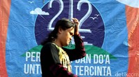 Ada juga poster-poster yang terkait aksi bela Islam 212 desember lalu.