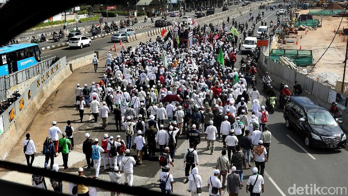 Massa Front Pembela Islam (FPI) bergerak dari masjid Al-Azhar menuju Polda Metro Jaya. Begini penampakan panjangnya rombongan massa.