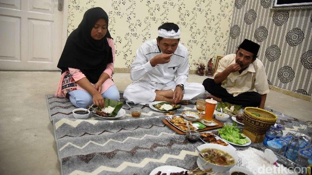 Bupati Purwakarta Dedi Mulyadi bertemu Tajudin si penjual cobek